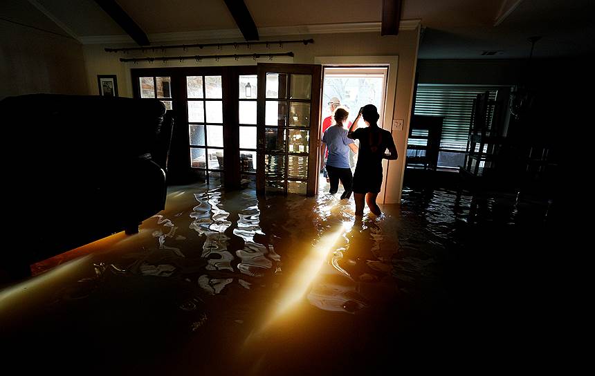Хьюстон, Техас. Семья выезжает из затопленного в результате урагана «Харви» дома
