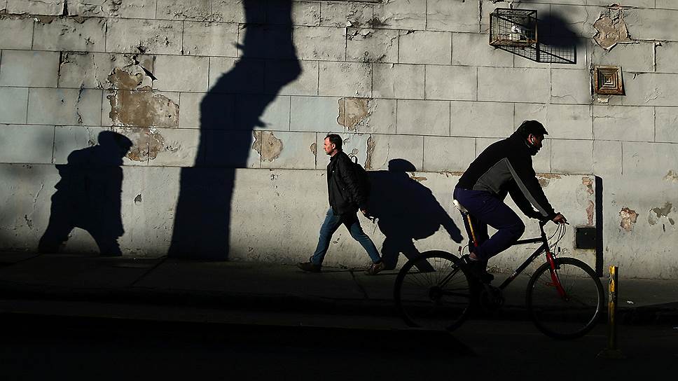 Буэнос-Айрес, Аргентина. Мужчина едет на велосипеде