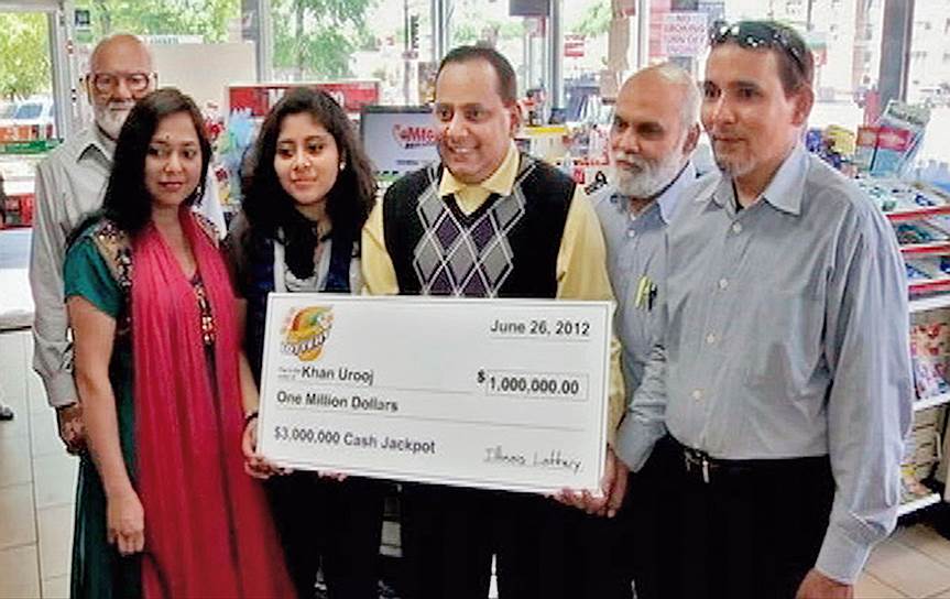 Урудж Хан радовался выигранному в лотерею миллиону долларов вместе с родными