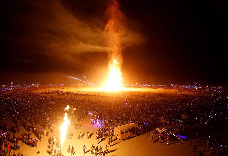 Невада, США. Традиционное завершение фестиваля Burning Man — сожжение огромной деревянной фигуры человека