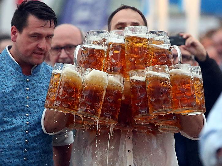 Абенсберг, Германия. Официант из Баварии Оливер Штрумпфель пронес 29 литровых кружек с пивом на 40 метров и дважды за день побил собственный мировой рекорд