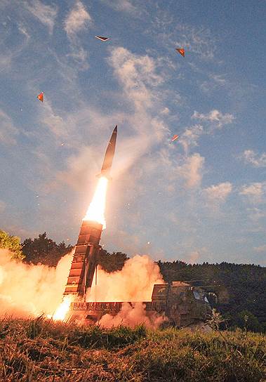 Южная Корея. Южнокорейские войска уничтожают ракету «Хюнму» в водах Восточного моря в ходе военных учений