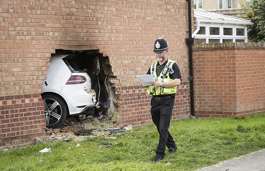 Клифтон, Великобритания. Водитель автомобиля въехал в стену дома, в результате чего пострадал находившийся в доме мужчина