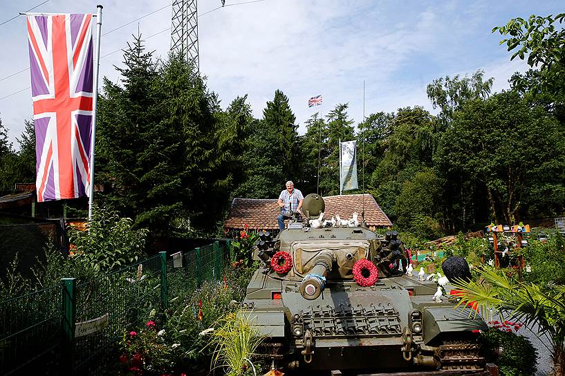 Линц-Крецхаус, Германия. Гэри Блэкберн позирует на своем демилитаризованном танке Центурион