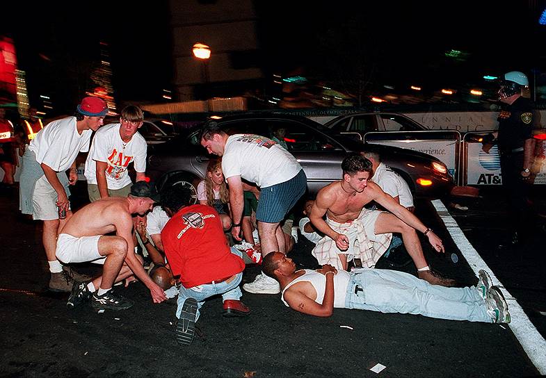 27 июля 1996 года на XXVI летних олимпийских играх в Атланте (США) прогремел взрыв в Олимпийском парке. Погибли два человека, более 100 были ранены. Взрывное устройство было упакованное в рюкзак с гвоздями и шурупами. Террористом оказался американец Эрик Рудольф, который объяснил свои действия политическими мотивами 