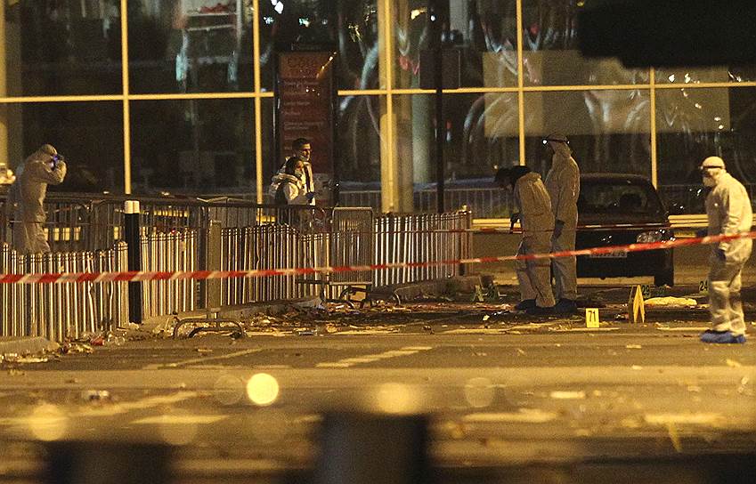 13 ноября 2015 года террористы, связанные с  «Исламским государством» (организация запрещена в РФ), совершили серию нападений в Париже и пригороде Сен-Дени. Взрывы прогремели недалеко от стадиона «Стад де Франс» во время матча между сборными командами Франции и Германии. Также террористы напали на несколько ресторанов и концертный зал «Батаклан» в самой столице. Погибли 130 человек, более 350 пострадали
