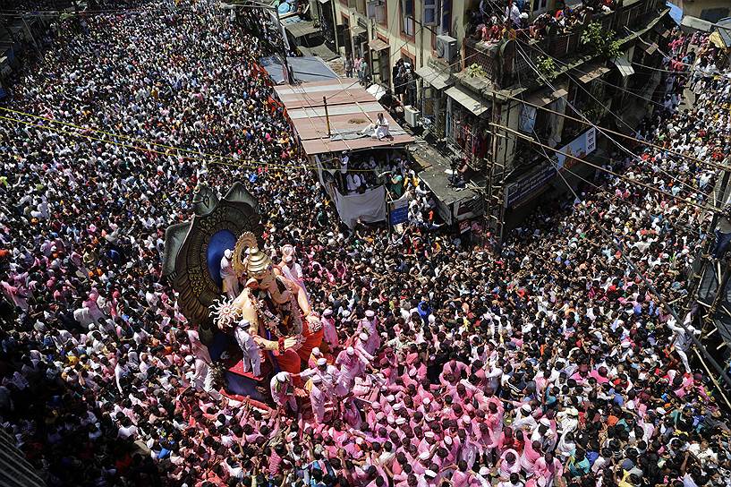 Мумбаи, Индия. Кортеж индуистов движется к Аравийскому морю в рамках десятидневного фестиваля Ганеша-чатуртхи