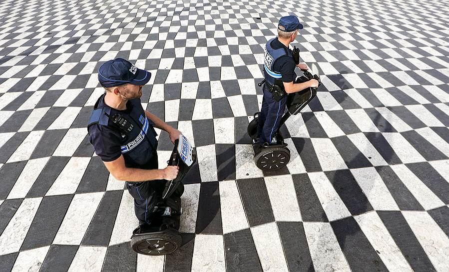 Ницца, Франция. Полицейские патрулируют город на сегвеях