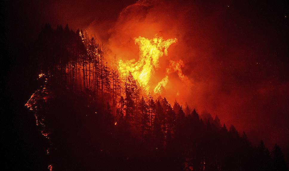 Орегон, США. Бушующие пожары около каньона Коламбия Ривер Годж