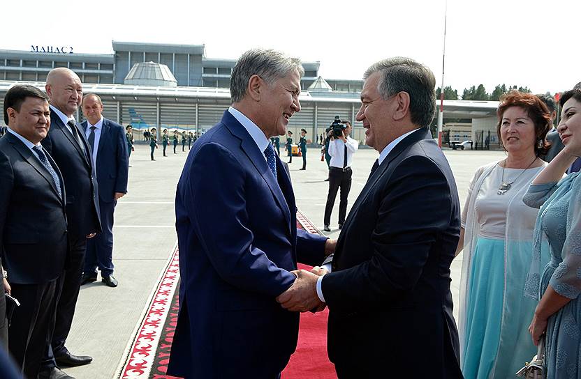 Президент Узбекистана Шавкат Мирзиёев (справа) и президент Киргизии Алмазбек Атамбаев