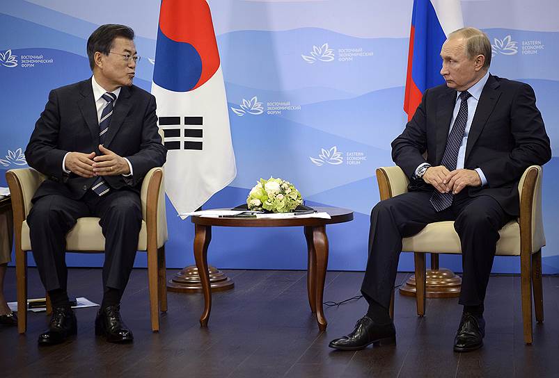 Президент России Владимир Путин (справа) с президентом Южной Кореи Мун Джэ Ином во Владивостоке 