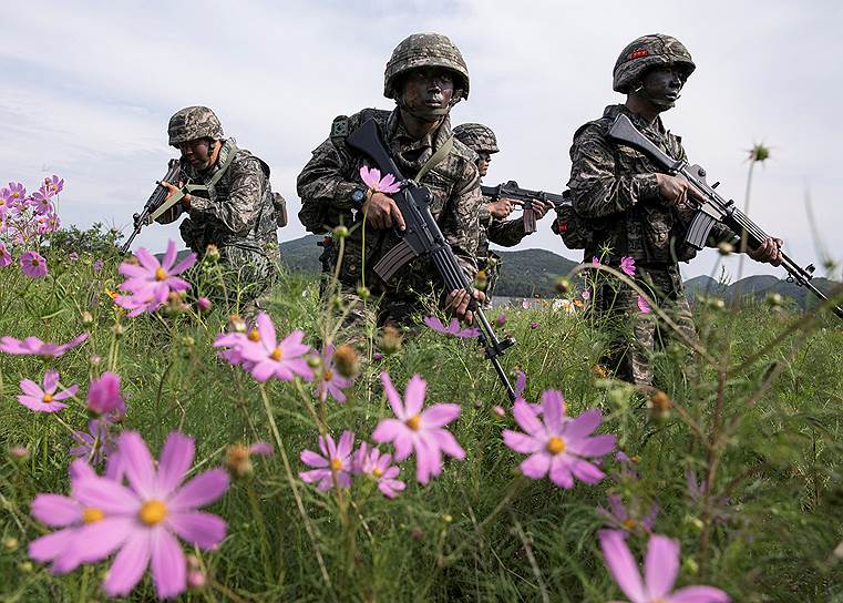 Остров Пэннёндо, Южная Корея. Десантники принимают участие в военных учениях