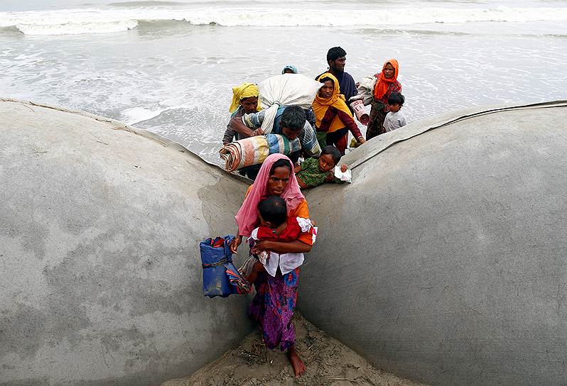 Текнафе, Бангладеш. Беженцы из народа рохинджа в Мьянме, пересекающие границу с Бангладеш