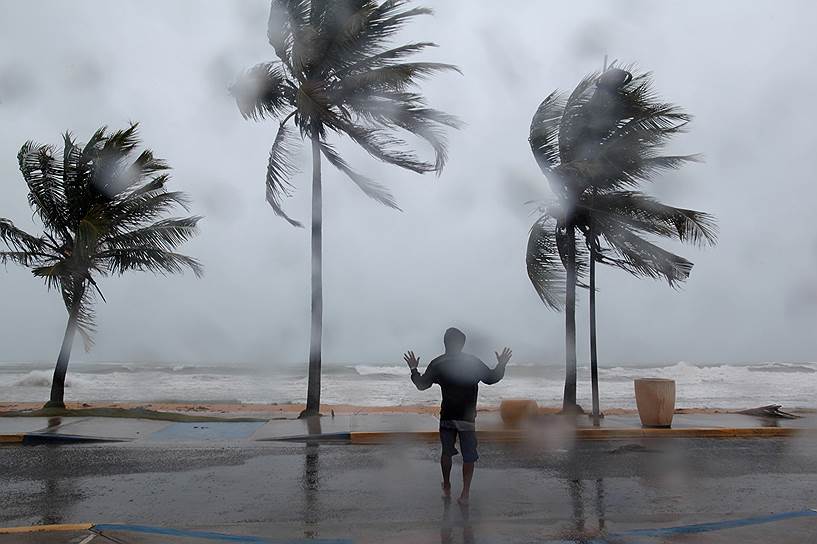 Лукильо, Пуэрто-Рико. Местный житель во время урагана &quot;Ирма&quot;