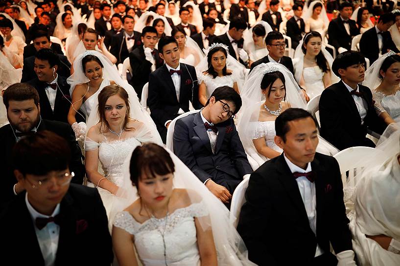 Капхён, Южная Корея. Жених уснул на массовой свадебной церемонии