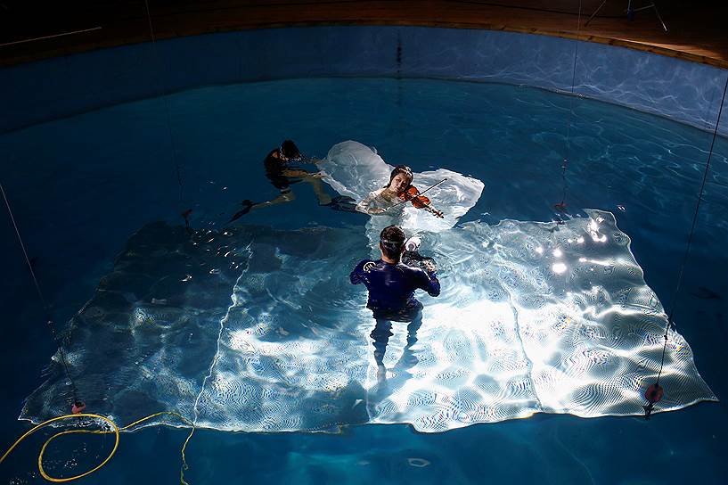 Пекин, Китай. Поп-певица Сюй Цзяця позирует в бассейне