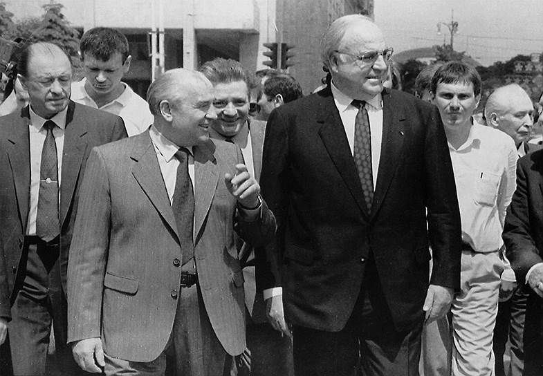 «Проводились акции выгодного влияния на ФРГ» (на фото — генеральный секретарь ЦК КПСС М. С. Горбачев и федеральный канцлер Гельмут Коль)
