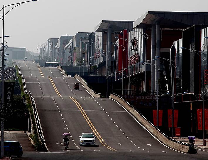 Чунцин, Китай. Автотранспорт едет по волнистой дороге