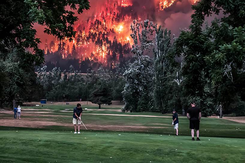 Северный Бонневилл, США. Гольфисты на фоне лесного пожара 