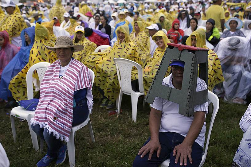 Виллависенсио, Колумбия. Люди под дождем ждут проповеди Папы римского