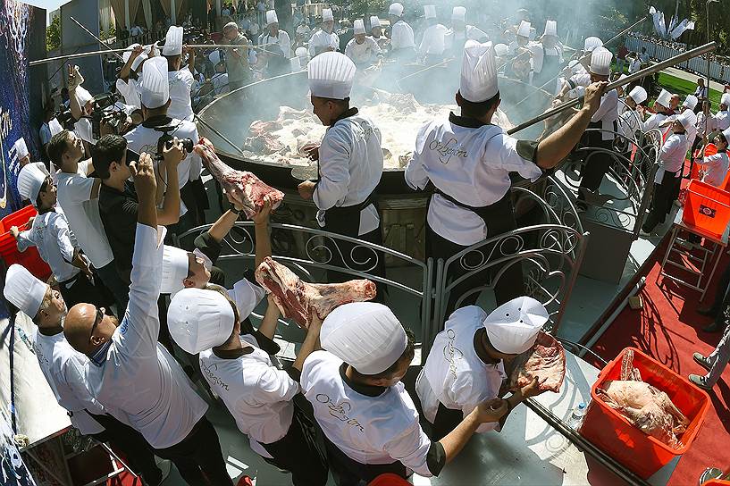Ташкент, Узбекистан. Приготовление плова весом почти 8 тонн в рамках фестиваля традиционной культуры &quot;O‘zbegim&quot;