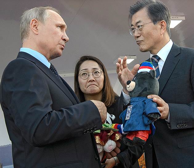 Президент России Владимир Путин, переводчица и президент Республики Корея Мун Чжэ Ин