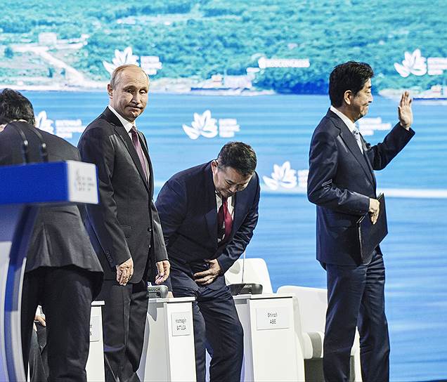 Слева направо: президент России Владимир Путин, президент Монголии Халтмаагийн Баттулга и премьер-министр Японии Синдзо Абэ