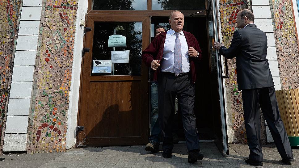 Лидер Коммунистической партии России (КПРФ) Геннадий Зюганов во время голосования в Доме творчества на Миуссах