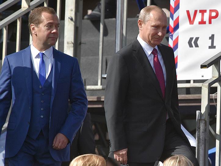 Президент России Владимир Путин (справа) и председатель правительства России Дмитрий Медведев