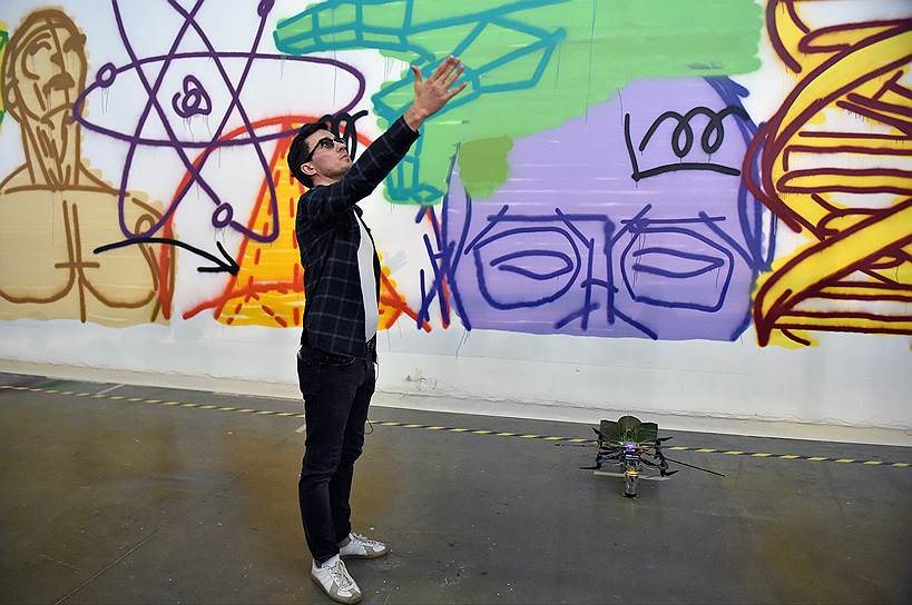 Художник Миша Most во время открытия цикла персональных выставок «Прощание с вечной молодостью» в Центре современного искусства «Винзавод»