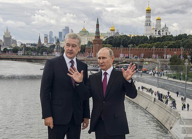 Президент России Владимир Путин (справа) и мэр Москвы Сергей Собянин во время посещения парка &quot;Зарядье&quot;
