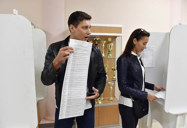 Политик Дмитрий Гудков во время голосования