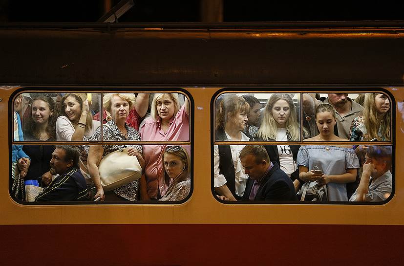 Киев, Украина. Пассажиры в переполненном трамвае