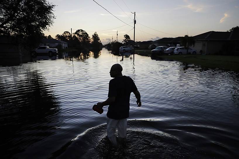 Флорида, США. Затопленная улица после прохождения урагана «Ирма»