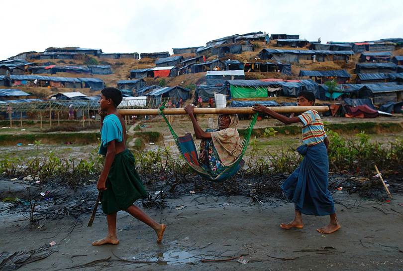 Кокс-базар. Бангладеш. Дети несут пожилую женщину в лагере беженцев из Мьянмы