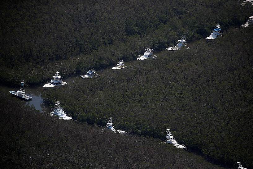 Маратон, штат Флорида, США. Выстроившиеся в ряд лодки для защиты от урагана 