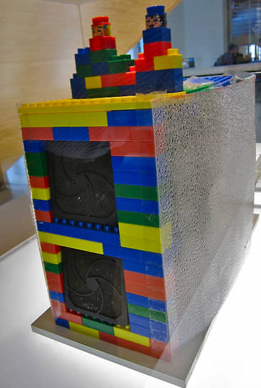«Миссия Google состоит в организации мировой информации, обеспечении ее доступности и пользы для всех»&lt;br>
15 сентября 1997 года был зарегистрирован домен Google. Еще через год Ларри Пейдж и Сергей Брин зарегистрировали компанию в Кремниевой долине. Первое время они работали в гараже Сьюзен Войжитски, где серверы хранились на стойках из Lego. Войжитски стала первым менеджером по маркетингу Google, а с 2014 по 2023 год была гендиректором YouTube  
