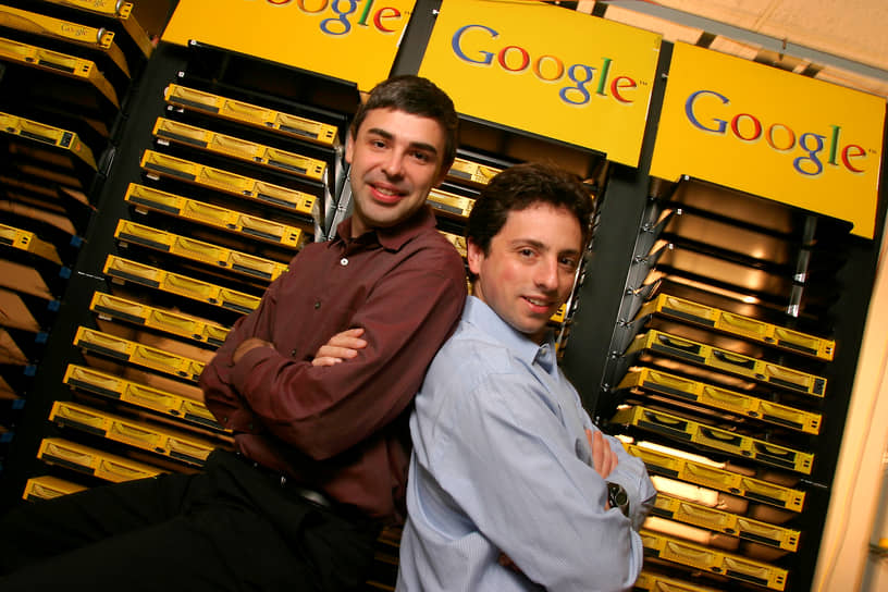 В 2004 году Google открыла штаб-квартиру Googleplex в городе Маунтин-Вью. Ее площадь составляет 190 тыс. кв. м. Площадь второго офиса корпорации в Нью-Йорке — 270 тыс. кв. м. Сейчас у Google более 70 офисов в 50 странах