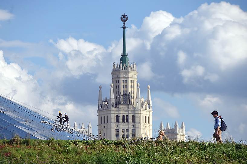 Москва, Россия. Высотка на Котельнической набережной, вид со стороны парка &quot;Зарядье&quot;