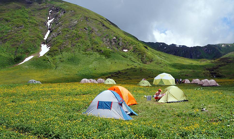 В определенных участках заповедника туристам разрешено ставить палатки. Жители Сочи пользуются этим, чтобы провести выходные в окружении альпийских пейзажей