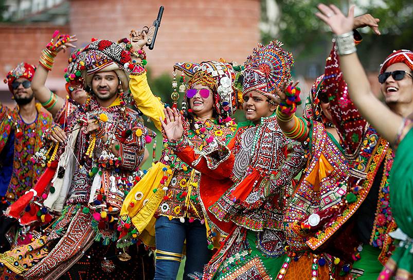 Ахмадабад, Индия. Участники индуистского праздника Наваратри репетируют традиционный народный танец гарба 