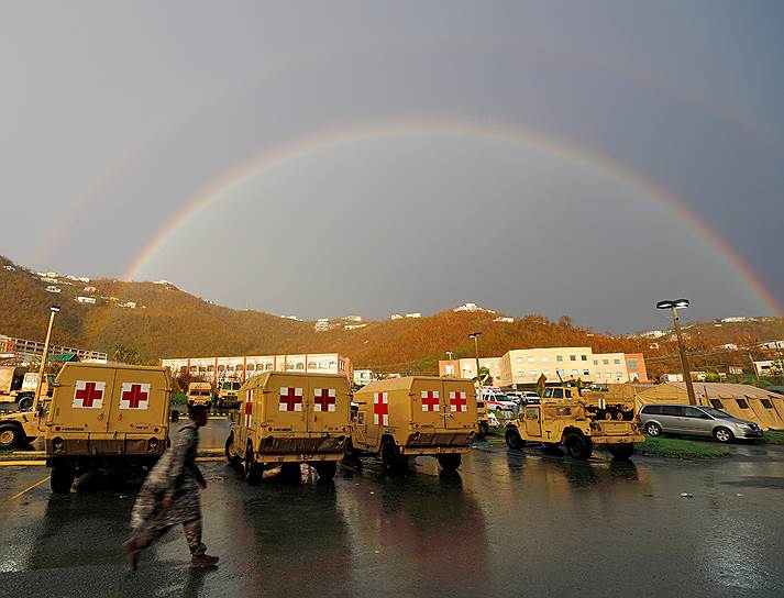 Шарлотта-Амалия, Виргинские острова, США. Американский солдат идет по территории медицинского центра 