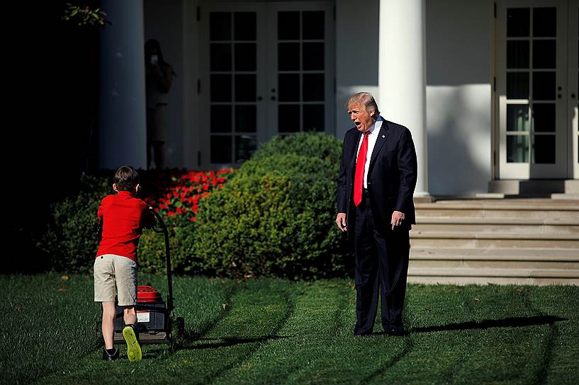 Вашингтон, США. Дональд Трамп с 11-летним мальчиком, который попросил президента разрешить ему покосить газон в Розовом саду Белого дома
