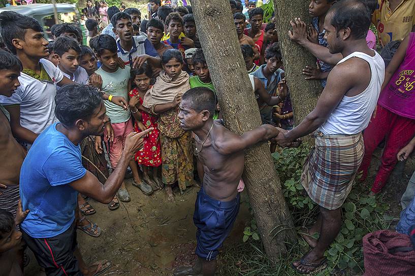 Лагерь беженцев Балухали, Бангладеш. Мусульмане рохинджа допрашивают подозреваемого в торговле детьми