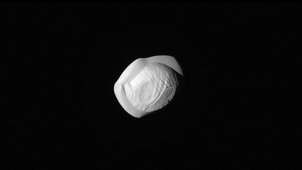 Внутренний спутник Сатурна, который находится внутри разделительной полосы Энке