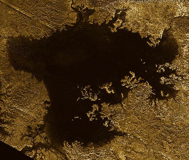 Поверхность Титана в основном состоит из водяного льда и осадочных органических веществ. Плотная атмосфера, окружающая Титан, долгое время не позволяла увидеть поверхность спутника вплоть до прибытия аппарата «Кассини-Гюйгенс» в 2004 году