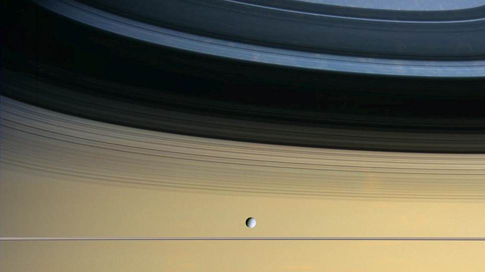 Спутник Сатурна Диона имеет два коорбитальных спутника — Елену и Полидевка
