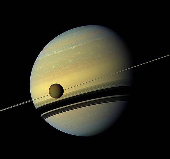 Титан, самая большая луна Сатурна