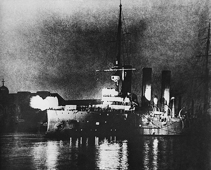 В 9 часов вечера 25 октября холостой выстрел орудия крейсера Балтийского флота «Аврора» дал сигнал к началу штурма Зимнего дворца. В 2 часа ночи Зимний пал, члены Временного правительства были арестованы