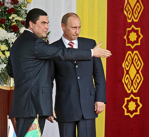  Президент России Владимир Путин (справа) и президент Туркмении Гурбангулы Бердымухамедов